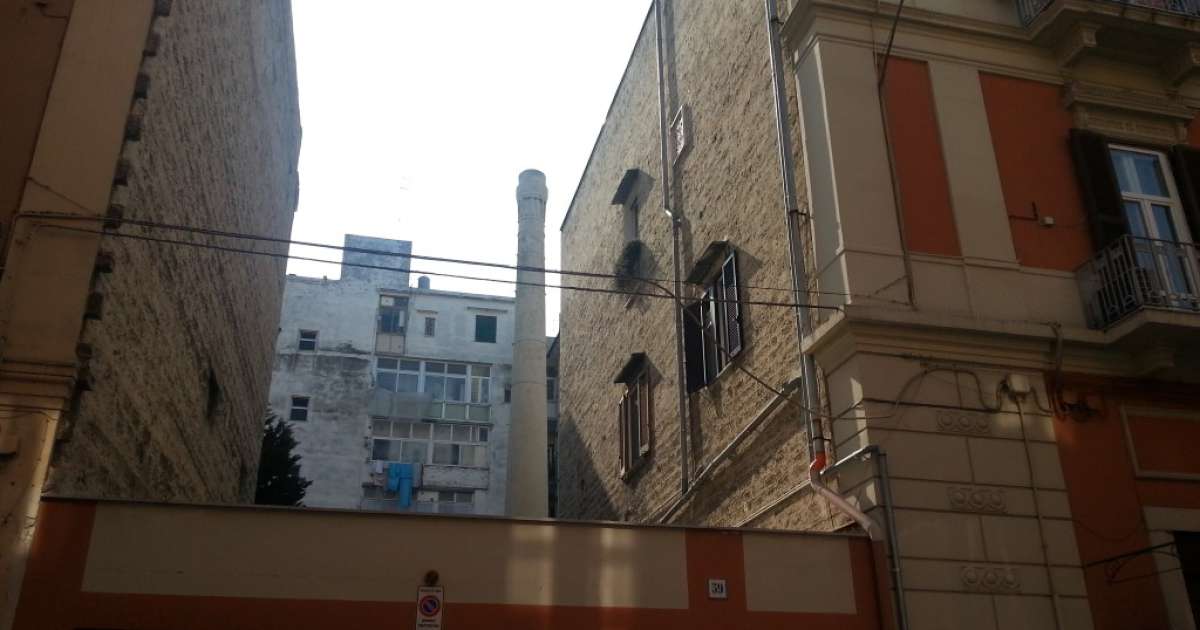 C'� una ciminiera sui tetti di San Pasquale: � l'antica fabbrica della cera